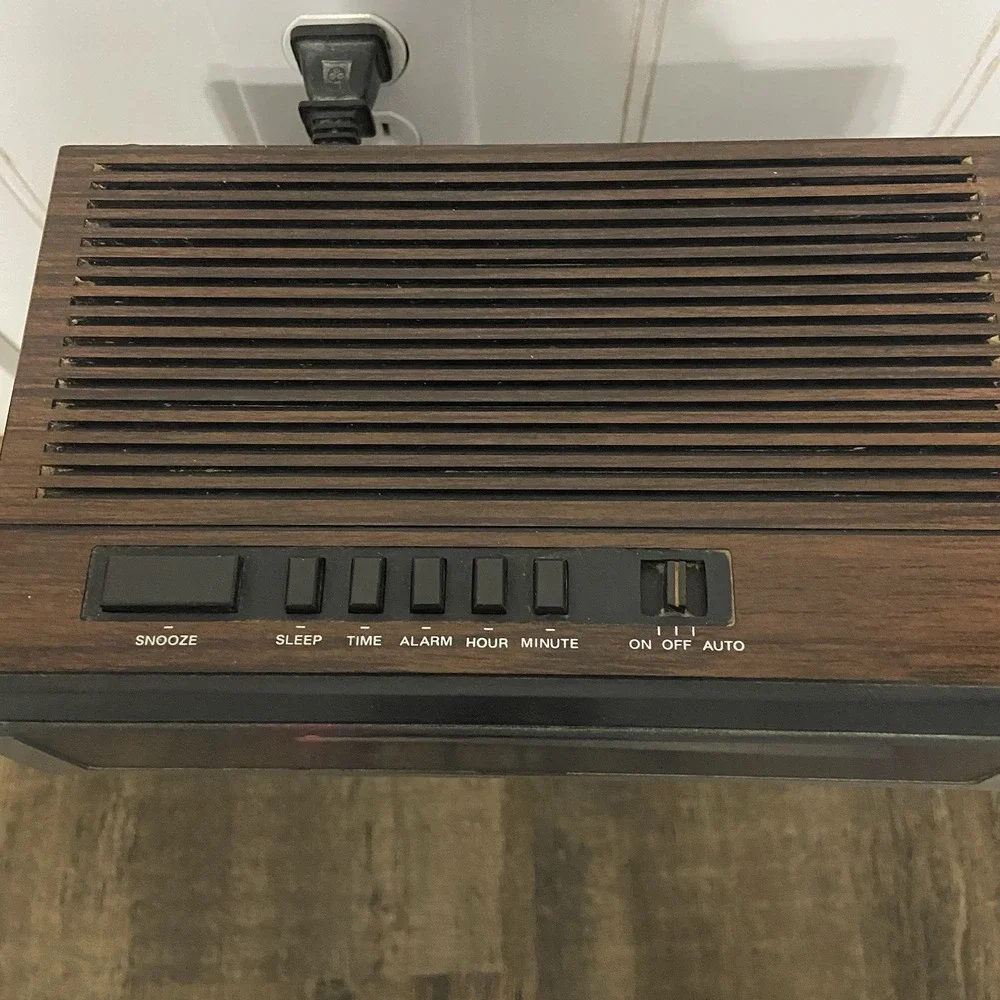 Lloyd's FM-AM Digital Alarm‎ Clock Woodgrain Vintage Retro Red LED Tested Works